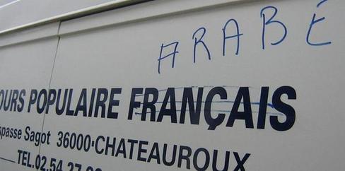 La semaine dernière, l'inscription _Secours populaire français_ du camion de l'association a été rayée et remplacée par le terme _arabe_.